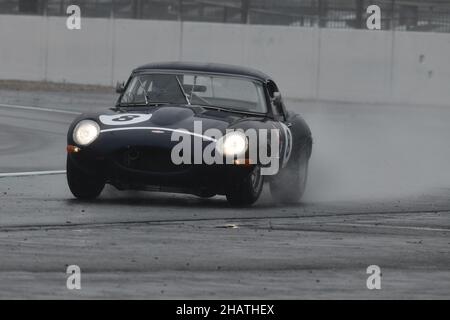 Regen und Spray in Stowe, Miles Griffiths, Jaguar E-Type, 60th Anniversary E-Type Challenge, Historic Sports Car Club, HSCC, Silverstone Classic, Juli Stockfoto