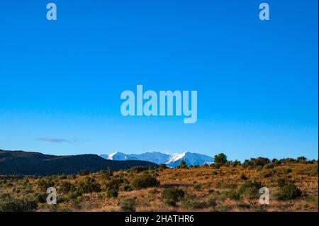 Der Canigou Berg vom Wanderweg von Cases-de-Pena nach Tautavel aus gesehen. . Stockfoto