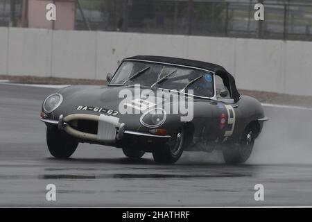 Regen und Spray bei Stowe, Marc Gordon, Nick Finburgh, Jaguar E-Type, 60th Anniversary E-Type Challenge, Historic Sports Car Club, HSCC, Silverstone CLA Stockfoto