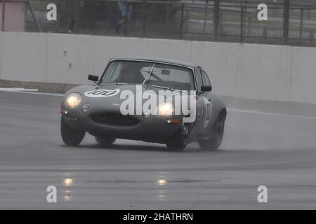 Regen und Spray in Stowe, Louis Bracey, Graeme Dodd, Jaguar E-Type, 60th Anniversary E-Type Challenge, Historic Sports Car Club, HSCC, Silverstone Clas Stockfoto