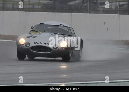 Regen und Spray in Stowe, Rick Willmott, Jaguar E-Type, 60th Anniversary E-Type Challenge, Historic Sports Car Club, HSCC, Silverstone Classic, Juli - Stockfoto