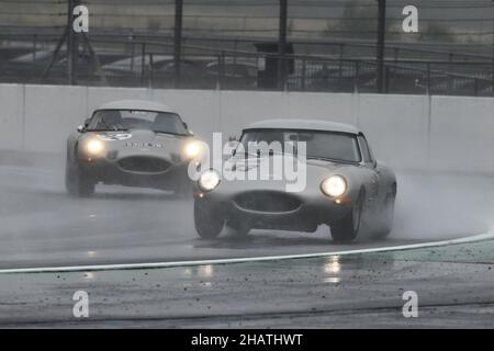 Regen und Spray in Stowe, Jon Minshaw, Jaguar E-Type, 60th Anniversary E-Type Challenge, Historic Sports Car Club, HSCC, Silverstone Classic, Juli - Au Stockfoto