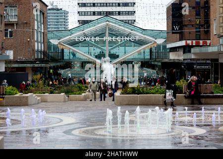 The Precinct at Christmas, Coventry, West Midlands, England, Großbritannien. 2021 Stockfoto