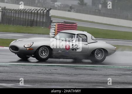 Regen und Spray in Stowe, Jon Minshaw, Jaguar E-Type, 60th Anniversary E-Type Challenge, Historic Sports Car Club, HSCC, Silverstone Classic, Juli - Au Stockfoto