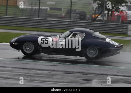 Regen und Spray in Stowe, Jason Minshaw, Martin Melling, Jaguar E-Type Low Drag, 60th Anniversary E-Type Challenge, Historic Sports Car Club, HSCC, Sil Stockfoto