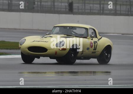 Regen und Spray in Stowe, Robert Gate, Jaguar E-Type, 60th Anniversary E-Type Challenge, Historic Sports Car Club, HSCC, Silverstone Classic, Juli - Au Stockfoto