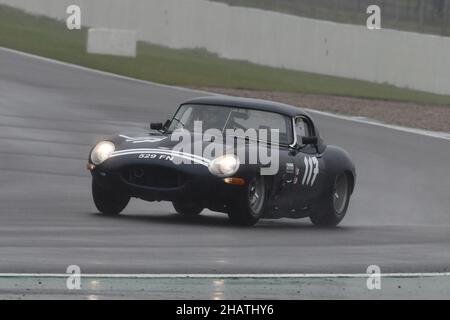 Regen und Spritzwasser bei Stowe, Andreas Halusa, Jaguar E-Type, 60th Anniversary E-Type Challenge, Historic Sports Car Club, HSCC, Silverston Stockfoto