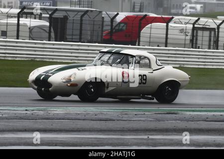 Ian Simmonds, Rain and Spray at Stowe, Jaguar E-Type, 60th Anniversary E-Type Challenge, Historic Sports Car Club, HSCC, Silverstone Classic, Juli - A Stockfoto