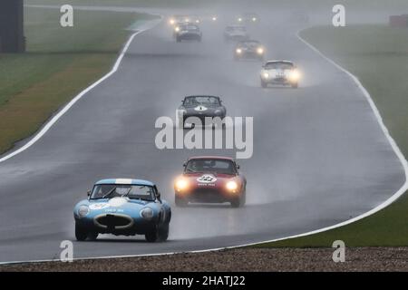 Das Pack breitete sich entlang der Hanger Straight aus, umhüllt von Nebel und Regen, Nigel Greensall, Jonathon Hughes, Jaguar E-Type, 60th Anniversary E-Type Challen Stockfoto