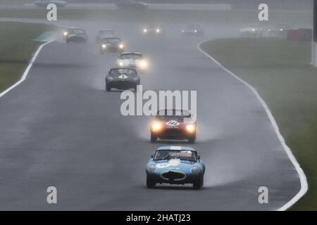 Den Hanger hinunter geradeaus in Richtung Stowe im Regen, Nigel Greensall, Jonathon Hughes, Jaguar E-Type, 60th Anniversary E-Type Challenge, Historic Sport Stockfoto