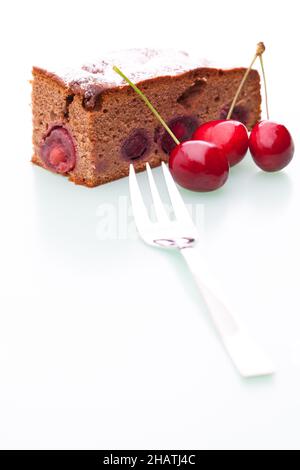 Kirschkuchen, Stück Kuchen, Puderzucker, Kirschen, Kuchen, Schokoladenkuchen, Stück, Gabel, Obst, Obstkuchen, Weiß, Hintergrund, Kirsche, voll, echt, rea Stockfoto