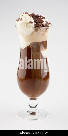 eiskaffee, Kaffee, Eis, Schokolade, grau, Hintergrund, Schokoladenstückchen, Schokoladenstreuseln, Vanilleeis, weiß, Braun, Glas, Vanille, ic Stockfoto