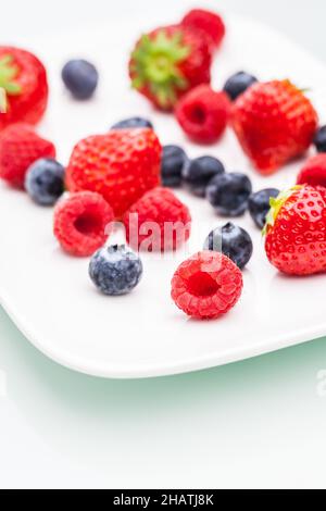 Bunt, Beeren, wilde Beeren, bunt, Hintergrund, Viele, Früchte, Erdbeere, Teller, Himbeere, Blaubeere, weiß, rot, blau, Schatten, Besinnung, whi Stockfoto