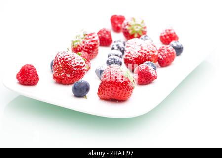 Puderzucker, Erdbeeren, Himbeeren, Heidelbeeren, Zucker, Platte, weiß, Hintergrund, Schatten, Reflexion, Weiß, isoliert, isoliert, Früchte, Früchte, Stockfoto