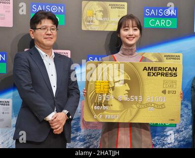 Die japanische Schauspielerin Nozomi Sasaki(R) und Katsumi Mizuno, Vertreterin, Executive President und COO von Credit Saison Co., Ltd., stellen sich während einer Pressekonferenz für den neuen Werbespot von Credit Saison am 14. Dezember 2021 in Tokio, Japan, vor Fotografen. Quelle: AFLO/Alamy Live News Stockfoto