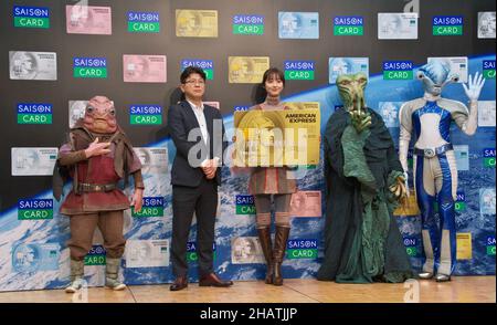 Die japanische Schauspielerin Nozomi Sasaki (C) und Katsumi Mizuno (L2), Vertreterin, Executive President und COO von Credit Saison Co., Ltd., stellen sich während einer Pressekonferenz für den neuen Werbespot von Credit Saison am 14. Dezember 2021 in Tokio, Japan, vor Fotografen. Quelle: AFLO/Alamy Live News Stockfoto
