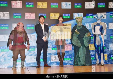 Die japanische Schauspielerin Nozomi Sasaki (C) und Katsumi Mizuno (L2), Vertreterin, Executive President und COO von Credit Saison Co., Ltd., stellen sich während einer Pressekonferenz für den neuen Werbespot von Credit Saison am 14. Dezember 2021 in Tokio, Japan, vor Fotografen. Quelle: AFLO/Alamy Live News Stockfoto