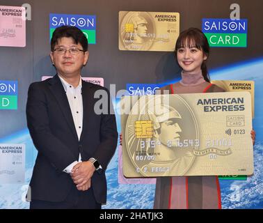 Die japanische Schauspielerin Nozomi Sasaki(R) und Katsumi Mizuno, Vertreterin, Executive President und COO von Credit Saison Co., Ltd., stellen sich während einer Pressekonferenz für den neuen Werbespot von Credit Saison am 14. Dezember 2021 in Tokio, Japan, vor Fotografen. Quelle: AFLO/Alamy Live News Stockfoto