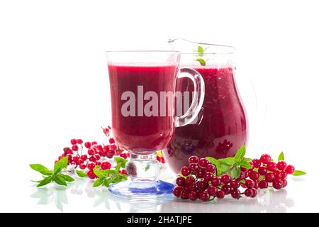 Frisch gepresster dicker natürlicher Saft mit Fruchtfleisch aus reifen roten Viburnum in einer Karaffe Stockfoto