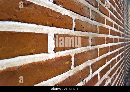 Nahaufnahme einer Backsteinmauer in Perspektive Stockfoto