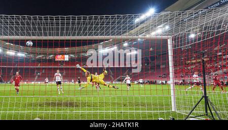 Stuttgart, Deutschland. 14/12/2021Serge GNABRY, FCB 7 Punkte, schießt Tor, Treffer, , 1-0 gegen Florian Müller, Torwart VFB 1, im Spiel VFB STUTTGART - FC BAYERN MÜNCHEN 1.Deutsche Fußballliga am 14. Dezember 2021 in Stuttgart, Deutschland. Saison 2021/2022, Spieltag 16, 1.Bundesliga, FCB, München, 16.Spieltag. FCB © Peter Schatz / Alamy Live News - die DFL-VORSCHRIFTEN VERBIETEN DIE VERWENDUNG VON FOTOS als BILDSEQUENZEN und/oder QUASI-VIDEO - Stockfoto