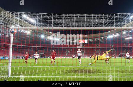 Stuttgart, Deutschland. 14/12/2021Serge GNABRY, FCB 7 Punkte, schießt Tor, Treffer, , 1-0 gegen Florian Müller, Torwart VFB 1, im Spiel VFB STUTTGART - FC BAYERN MÜNCHEN 1.Deutsche Fußballliga am 14. Dezember 2021 in Stuttgart, Deutschland. Saison 2021/2022, Spieltag 16, 1.Bundesliga, FCB, München, 16.Spieltag. FCB © Peter Schatz / Alamy Live News - die DFL-VORSCHRIFTEN VERBIETEN DIE VERWENDUNG VON FOTOS als BILDSEQUENZEN und/oder QUASI-VIDEO - Stockfoto