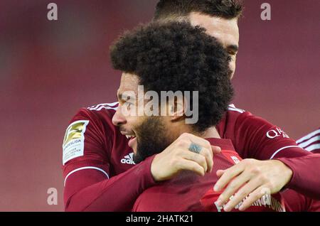 Stuttgart, Deutschland. 14/12/2021Serge GNABRY, FCB 7 Punkte, schießt Tor, Treffer, , 1-0 feiert sein Tor, glücklich, lachen, feiern, im Spiel VFB STUTTGART - FC BAYERN MÜNCHEN 1.Deutsche Fußballliga am 14. Dezember 2021 in Stuttgart, Deutschland. Saison 2021/2022, Spieltag 16, 1.Bundesliga, FCB, München, 16.Spieltag. FCB © Peter Schatz / Alamy Live News - die DFL-VORSCHRIFTEN VERBIETEN DIE VERWENDUNG VON FOTOS als BILDSEQUENZEN und/oder QUASI-VIDEO - Stockfoto