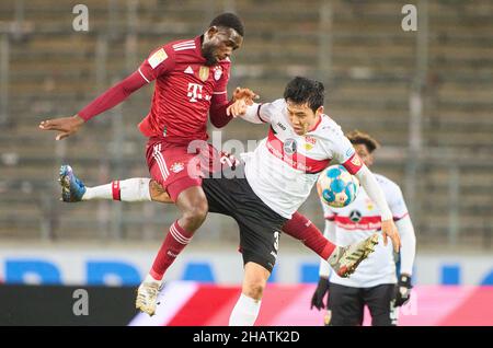 Stuttgart, Deutschland. 14/12/2021Tanguy Nianzou, FCB 23 Wettbewerb um den Ball, Tackling, Duell, Header, zweikampf, Action, Kampf gegen Wataru ENDO, VFB 3, im Spiel VFB STUTTGART - FC BAYERN MÜNCHEN 1.Deutsche Fußballliga am 14. Dezember 2021 in Stuttgart, Deutschland. Saison 2021/2022, Spieltag 16, 1.Bundesliga, FCB, München, 16.Spieltag. FCB © Peter Schatz / Alamy Live News - die DFL-VORSCHRIFTEN VERBIETEN DIE VERWENDUNG VON FOTOS als BILDSEQUENZEN und/oder QUASI-VIDEO - Stockfoto