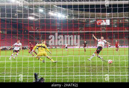 Stuttgart, Deutschland. 14/12/2021Serge GNABRY, FCB 7 Punkte, schießt Tor, Treffer, 0-2 im Spiel VFB STUTTGART - FC BAYERN MÜNCHEN 1.Deutsche Fußballliga am 14. Dezember 2021 in Stuttgart, Deutschland. Saison 2021/2022, Spieltag 16, 1.Bundesliga, FCB, München, 16.Spieltag. FCB © Peter Schatz / Alamy Live News - die DFL-VORSCHRIFTEN VERBIETEN DIE VERWENDUNG VON FOTOS als BILDSEQUENZEN und/oder QUASI-VIDEO - Stockfoto