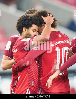 Stuttgart, 14. Dezember 2021, Serge GNABRY, FCB 7 feiert sein 0-2-Tor, glücklich, lachen, feiern, mit Leroy SANE, FCB 10 im Spiel VFB STUTTGART - FC BAYERN MÜNCHEN 0-5 1.Deutsche Fußballliga am 14. Dezember 2021 in Stuttgart, Deutschland. Saison 2021/2022, Spieltag 16, 1.Bundesliga, FCB, München, 16.Spieltag. FCB © Peter Schatz / Alamy Live News - die DFL-VORSCHRIFTEN VERBIETEN DIE VERWENDUNG VON FOTOS als BILDSEQUENZEN und/oder QUASI-VIDEO - Stockfoto