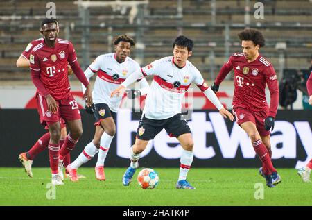 Stuttgart, 14. Dezember 2021, Wataru ENDO, VFB 3, Wettkampf um den Ball, Tackling, Duell, Header, zweikampf, Action, Kampf gegen Leroy SANE, FCB 10 Tanguy Nianzou, FCB 23 im Spiel VFB STUTTGART - FC BAYERN MÜNCHEN 0-5 1.Deutsche Fußballliga am 14. Dezember 2021 in Stuttgart, Deutschland. Saison 2021/2022, Spieltag 16, 1.Bundesliga, FCB, München, 16.Spieltag. FCB © Peter Schatz / Alamy Live News - die DFL-VORSCHRIFTEN VERBIETEN DIE VERWENDUNG VON FOTOS als BILDSEQUENZEN und/oder QUASI-VIDEO - Stockfoto