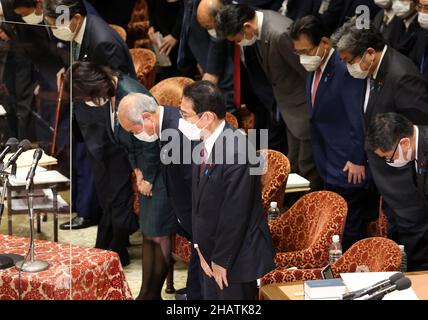 Tokio, Japan. 15th Dez 2021. Der japanische Premierminister Fumio Kishida (C) und seine Kabinettsmitglieder verneigen sich, als der Haushaltsausschuss des Unterhauses am Mittwoch, dem 15. Dezember 2021, auf einer Ausschusssitzung beim Nationalrat in Tokio einen Nachtragshaushalt verabschiedete. Quelle: Yoshio Tsunoda/AFLO/Alamy Live News Stockfoto