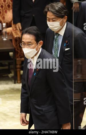 Tokio, Japan. 15th Dez 2021. Der japanische Premierminister Fumio Kishida (L) und Außenminister Yoshikasa Hayashi (R) verlassen die Sitzung des Haushaltsausschusses des Unterhauses, da der Ausschuss am Mittwoch, dem 15. Dezember 2021, auf dem Nationalrat in Tokio einen Nachtragshaushalt verabschiedete. Quelle: Yoshio Tsunoda/AFLO/Alamy Live News Stockfoto