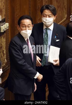 Tokio, Japan. 15th Dez 2021. Der japanische Premierminister Fumio Kishida (L) und Außenminister Yoshimasa (R) verlassen die Sitzung des Haushaltsausschusses des Unterhauses, da der Ausschuss am Mittwoch, dem 15. Dezember 2021, auf dem Nationalrat in Tokio einen Nachtragshaushalt verabschiedete. Quelle: Yoshio Tsunoda/AFLO/Alamy Live News Stockfoto