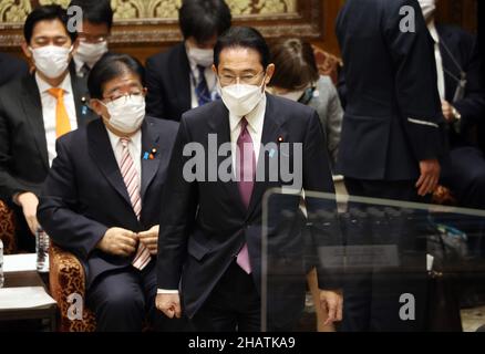 Tokio, Japan. 15th Dez 2021. Der japanische Premierminister Fumio Kishida trifft am Mittwoch, den 15. Dezember 2021, bei der Sitzung des Haushaltsausschusses des Unterhauses beim Nationaldiät in Tokio ein. Der Haushaltsausschuss des Unterhauses hat auf der Sitzung einen Nachtragshaushalt verabschiedet. Quelle: Yoshio Tsunoda/AFLO/Alamy Live News Stockfoto