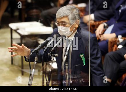 Tokio, Japan. 15th Dez 2021. Der Gouverneur der Bank von Japan, Haruhiko Kuroda, beantwortet eine Frage auf der Sitzung des Haushaltsausschusses des Unterhauses am Mittwoch, dem 15. Dezember 2021, beim Nationaldiät in Tokio. Der Haushaltsausschuss des Unterhauses hat auf der Sitzung einen Nachtragshaushalt verabschiedet. Quelle: Yoshio Tsunoda/AFLO/Alamy Live News Stockfoto