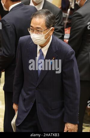 Tokio, Japan. 15th Dez 2021. Der japanische Land-, Infrastruktur- und Verkehrsminister Tetsuo Saito verlässt am Mittwoch, den 15. Dezember 2021, die Sitzung des Haushaltsausschusses des Unterhauses beim Nationaldiät in Tokio. Der Haushaltsausschuss des Unterhauses hat auf der Sitzung einen Nachtragshaushalt verabschiedet. Quelle: Yoshio Tsunoda/AFLO/Alamy Live News Stockfoto