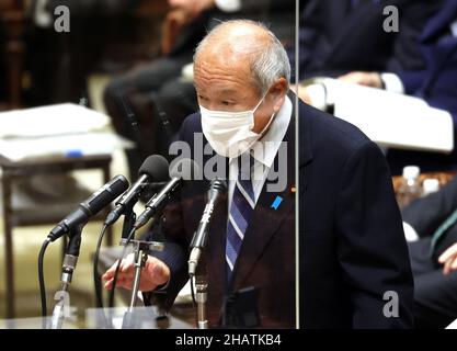 Tokio, Japan. 15th Dez 2021. Der japanische Finanzminister Shunichi Suzuki beantwortet eine Frage auf der Sitzung des Haushaltsausschusses des Unterhauses am Mittwoch, dem 15. Dezember 2021, beim Nationaldiät in Tokio. Der Haushaltsausschuss des Unterhauses hat auf der Sitzung einen Nachtragshaushalt verabschiedet. Quelle: Yoshio Tsunoda/AFLO/Alamy Live News Stockfoto