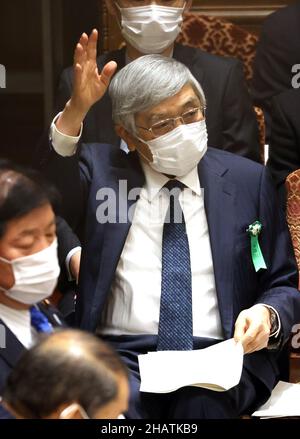 Tokio, Japan. 15th Dez 2021. Der Gouverneur der Bank von Japan, Haruhiko Kuroda, hebt die Hand, um auf der Sitzung des Haushaltsausschusses des Unterhauses am Mittwoch, dem 15. Dezember 2021, beim Nationaldiät in Tokio eine Frage zu beantworten. Der Haushaltsausschuss des Unterhauses hat auf der Sitzung einen Nachtragshaushalt verabschiedet. Quelle: Yoshio Tsunoda/AFLO/Alamy Live News Stockfoto