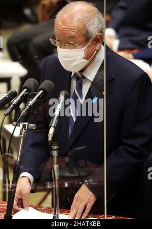 Tokio, Japan. 15th Dez 2021. Der japanische Finanzminister Shunichi Suzuki beantwortet eine Frage auf der Sitzung des Haushaltsausschusses des Unterhauses am Mittwoch, dem 15. Dezember 2021, beim Nationaldiät in Tokio. Der Haushaltsausschuss des Unterhauses hat auf der Sitzung einen Nachtragshaushalt verabschiedet. Quelle: Yoshio Tsunoda/AFLO/Alamy Live News Stockfoto