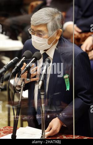 Tokio, Japan. 15th Dez 2021. Der Gouverneur der Bank von Japan, Haruhiko Kuroda, beantwortet eine Frage auf der Sitzung des Haushaltsausschusses des Unterhauses am Mittwoch, dem 15. Dezember 2021, beim Nationaldiät in Tokio. Der Haushaltsausschuss des Unterhauses hat auf der Sitzung einen Nachtragshaushalt verabschiedet. Quelle: Yoshio Tsunoda/AFLO/Alamy Live News Stockfoto