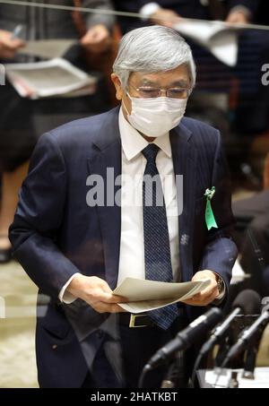 Tokio, Japan. 15th Dez 2021. Der Gouverneur der Bank von Japan, Haruhiko Kuroda, beantwortet eine Frage auf der Sitzung des Haushaltsausschusses des Unterhauses am Mittwoch, dem 15. Dezember 2021, beim Nationaldiät in Tokio. Der Haushaltsausschuss des Unterhauses hat auf der Sitzung einen Nachtragshaushalt verabschiedet. Quelle: Yoshio Tsunoda/AFLO/Alamy Live News Stockfoto