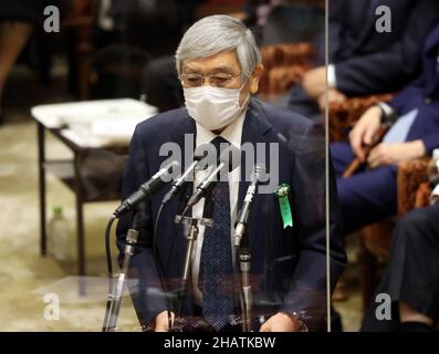 Tokio, Japan. 15th Dez 2021. Der Gouverneur der Bank von Japan, Haruhiko Kuroda, beantwortet eine Frage auf der Sitzung des Haushaltsausschusses des Unterhauses am Mittwoch, dem 15. Dezember 2021, beim Nationaldiät in Tokio. Der Haushaltsausschuss des Unterhauses hat auf der Sitzung einen Nachtragshaushalt verabschiedet. Quelle: Yoshio Tsunoda/AFLO/Alamy Live News Stockfoto