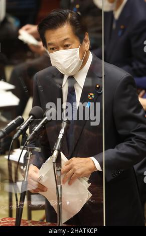 Tokio, Japan. 15th Dez 2021. Der japanische Umweltminister Tsuyoshi Yamaguchi beantwortet eine Frage auf der Sitzung des Haushaltsausschusses des Unterhauses am Mittwoch, dem 15. Dezember 2021, beim Nationaldiät in Tokio. Der Haushaltsausschuss des Unterhauses hat auf der Sitzung einen Nachtragshaushalt verabschiedet. Quelle: Yoshio Tsunoda/AFLO/Alamy Live News Stockfoto
