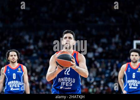 Istanbul, Türkei. 14th Dez 2021. Vasilije Micic (22) von Anadolu Efes Istanbul im Kampf gegen Bitci Baskonia Vitoria-Gasteiz während der 15. Runde der regulären Saison der Turkish Airlines Euroleague 2021/2022 in der Sinan Erdem Sports Arena. (Endergebnis; Anadolu Efes Istanbul 87:72 Bitci Baskonia Vitoria-Gasteiz ). Kredit: SOPA Images Limited/Alamy Live Nachrichten Stockfoto