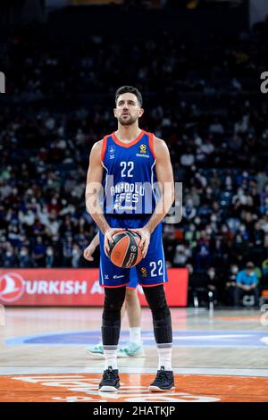 Istanbul, Türkei. 14th Dez 2021. Vasilije Micic (22) von Anadolu Efes Istanbul im Kampf gegen Bitci Baskonia Vitoria-Gasteiz während der 15. Runde der regulären Saison der Turkish Airlines Euroleague 2021/2022 in der Sinan Erdem Sports Arena. (Endergebnis; Anadolu Efes Istanbul 87:72 Bitci Baskonia Vitoria-Gasteiz ). Kredit: SOPA Images Limited/Alamy Live Nachrichten Stockfoto