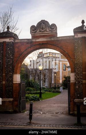 Pitzhanger Manor, ein englisches Landhaus, das berühmt ist als die Heimat des neoklassizistischen Architekten Sir John Soane. Erbaut zwischen 1800 und 1804 im Walpole Park E Stockfoto