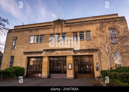 Ealing Fire Station, ein Art déco-Gebäude am Ealing Broadway, Londoner Stadtteil Ealing, London, England, Großbritannien Stockfoto