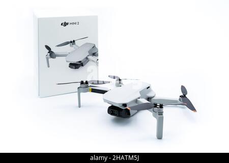 Valencia, Spanien - 13. Dezember 2021: Kleinste Drohne der Firma DJI mit 249 gr. Die Drohne DJI Mini 2 und ihre Box auf weißem Hintergrund. Produktfotog Stockfoto