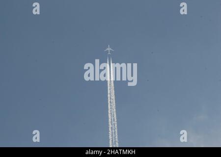 Jet-Flugzeug auf blauem Himmel Stockfoto